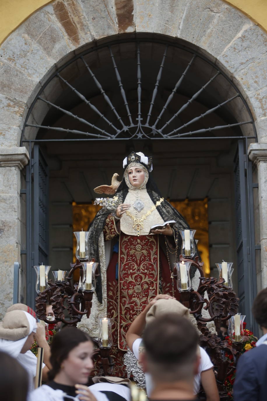 La Virgen del Carmen de San Cayetano de Córdoba siembra la alegría, en imágenes