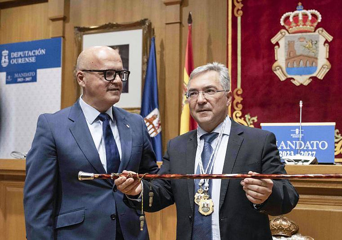 Manuel Baltar (izquierda) y Luis Menor, este lunes, posando tras el pleno de la Diputación de Orense que certificó el relevo en la presidencia de la institución