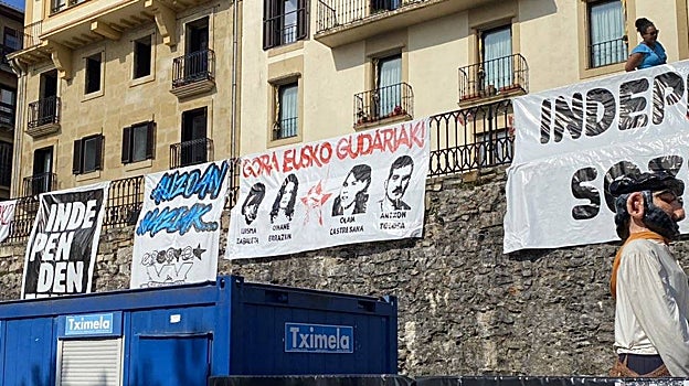 El acceso al puerto se ha llenado de pancartas a favor de los presos