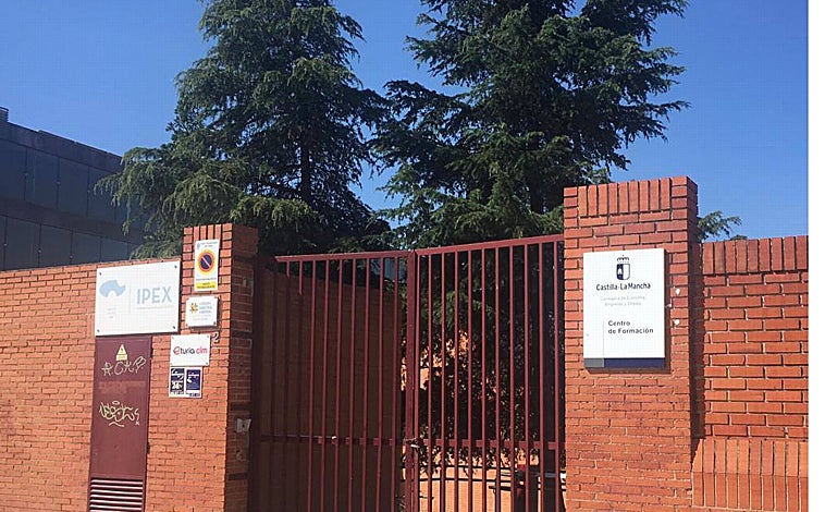 Imagen principal - En dos naves de la sede del IPEX se va a construir el Centro de Orientación de Empleo: Abajo, a la izquierda, las obras del Instituto de Medicina Legal y, a la derecha, el edificio a medio construir de la Casa de la Juventud en donde se va a levantar la sede de la Policía Local