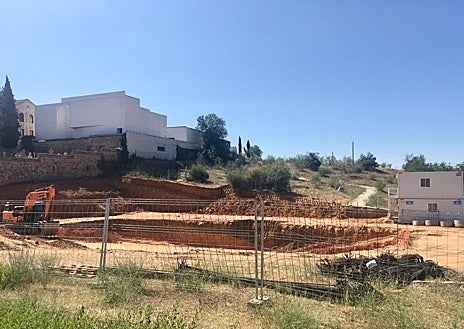 Imagen secundaria 1 - En dos naves de la sede del IPEX se va a construir el Centro de Orientación de Empleo: Abajo, a la izquierda, las obras del Instituto de Medicina Legal y, a la derecha, el edificio a medio construir de la Casa de la Juventud en donde se va a levantar la sede de la Policía Local