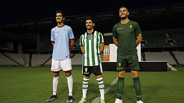 Bernardo Cruz, Javi Flores y José Cruz posan con las camisetas de la temporada 21-22