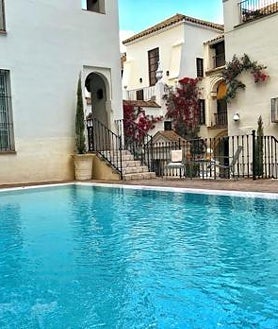 Imagen secundaria 2 - Hay hoteles muy urbanos, en pleno Centro, el caso del Medina Azahara que cuentan con piscina en su terraza. Cómodos y accesibles. Y luego hay hoteles con encanto y mucha historia, como el Hospes Palacio del Bailío y las Casas de la Judería que son un monumento y encierrar piscinas llenas de relax y tranquilidad