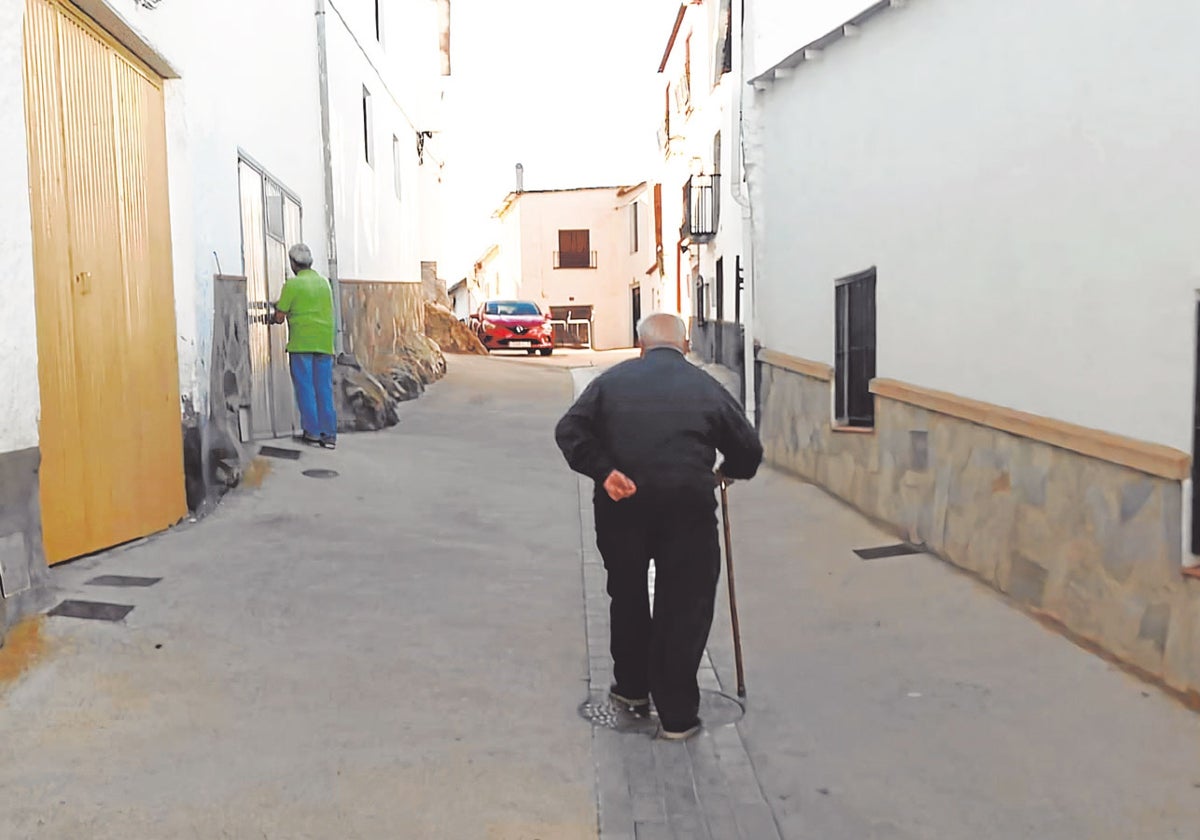 Un hombre camina por su pueblo