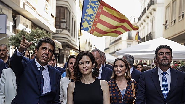Imagen de Carlos Mazón e Isabel Díaz Ayuso, este lunes, durante el recorrido hacia el Palau de la Generalitat