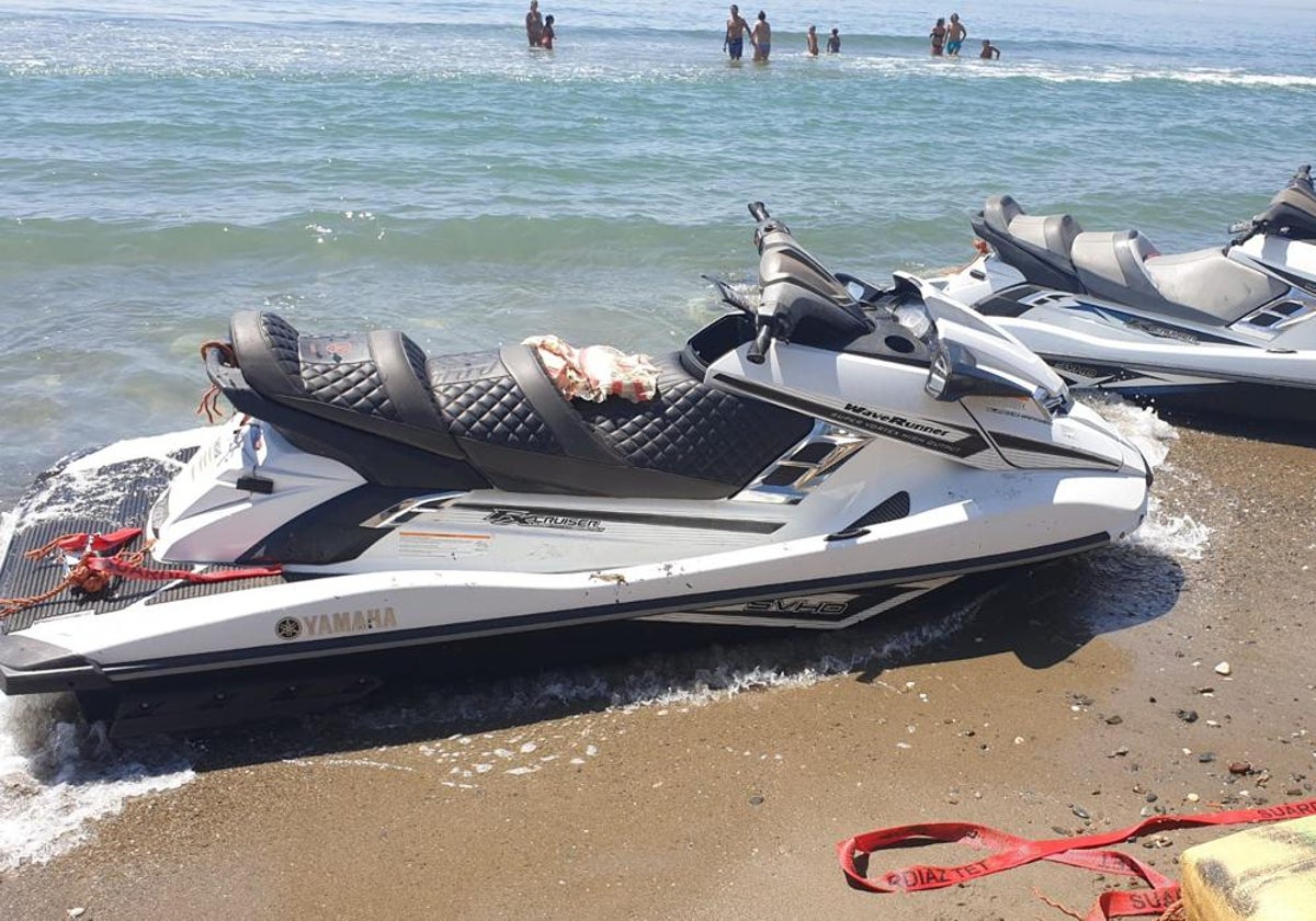 Motos incautadas en una playa de Marbella