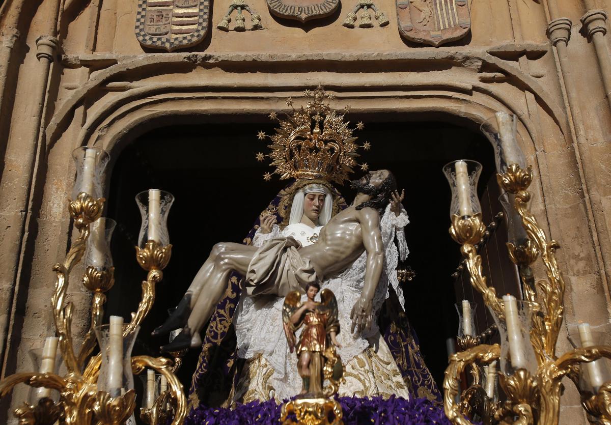 La Virgen de las Angustias, al salir de San Agustín el Jueves Santo