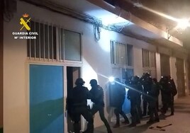 Detienen a seis personas con 150 plantas de marihuana, 200 gramos de cocaína y 10.000 euros en efectivo en Valencia