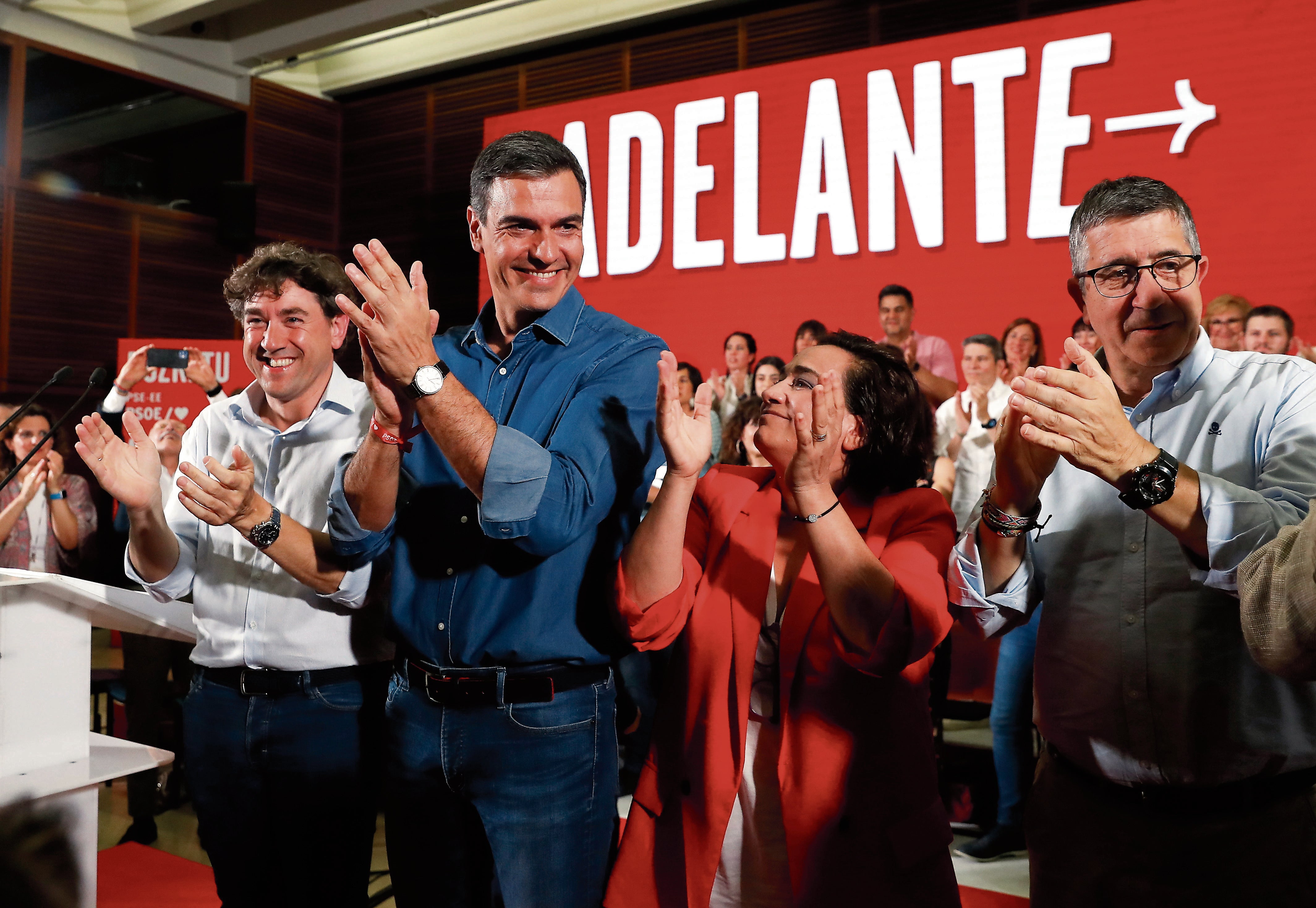 Pedro Sánchez, junto a Rafaela Romero, número uno por Guipúzcoa, este martes en un mitin en San Sebastián