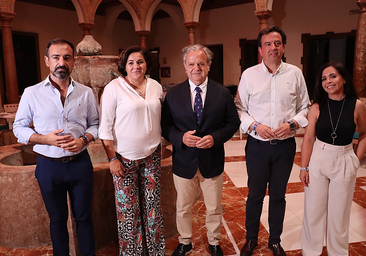 María de la O Redondo junto al presidente de la Diputación y el alcalde de Lucena