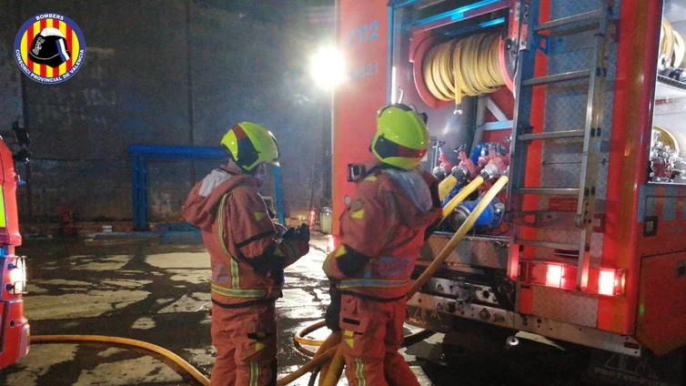 Evacuados dos bomberos al sufrir un golpe de calor durante la extinción de un incendio en La Pobla Llarga (Valencia)