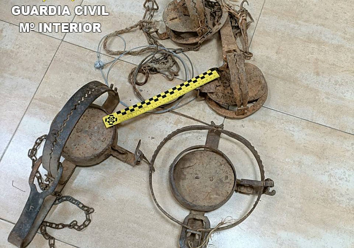 Imagen de los instrumentos de caza intervenidos a un hombre en la provincia de Castellón