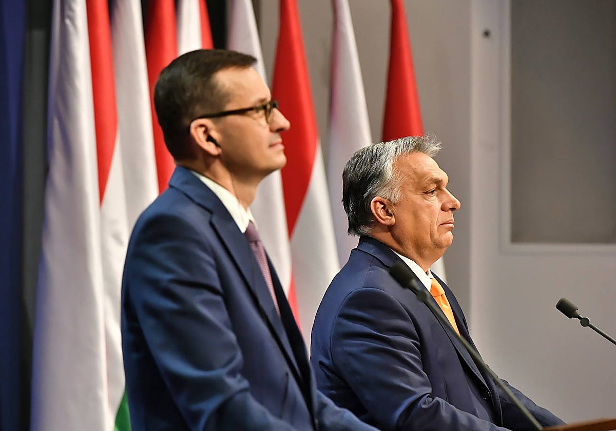 El primer ministro polaco, Mateusz Morawiecki, y su homólogo húngaro, Viktor Orbán, en una comparecencia conjunta en 2020
