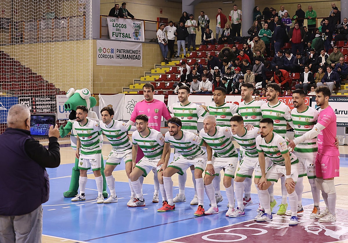 La plantilla del Córdoba Patrimonio de fútbol durante un partido de la temporada 2022-2023