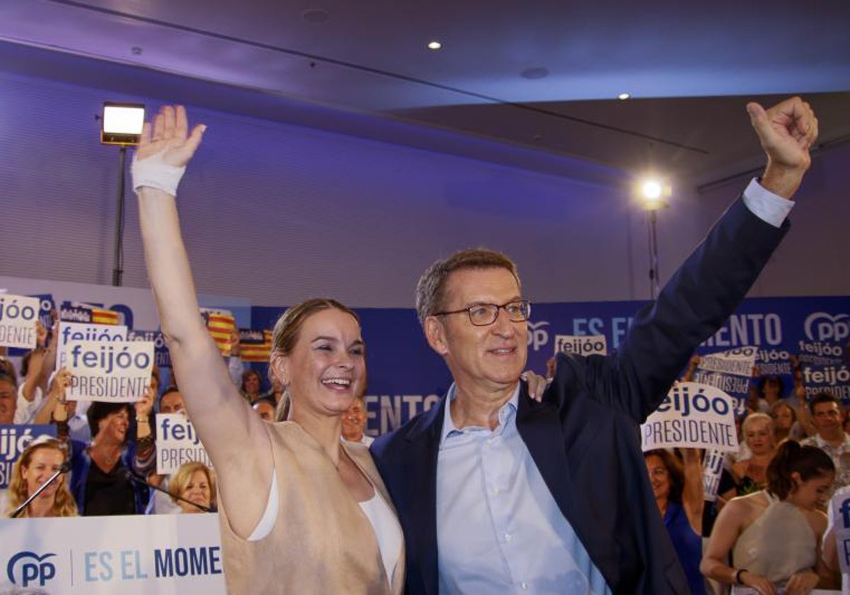 Alberto Núñez Feijóo junto a la presidenta de las Islas Baleares, Marga Prohens, esta tarde, en un mitin en Palma