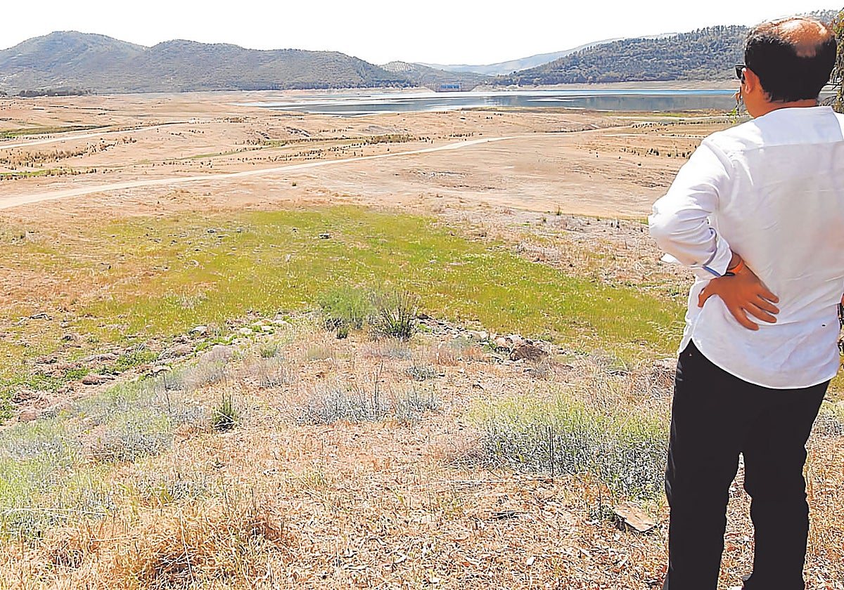 Un hombre observa un embalse de Córdoba casi vacío