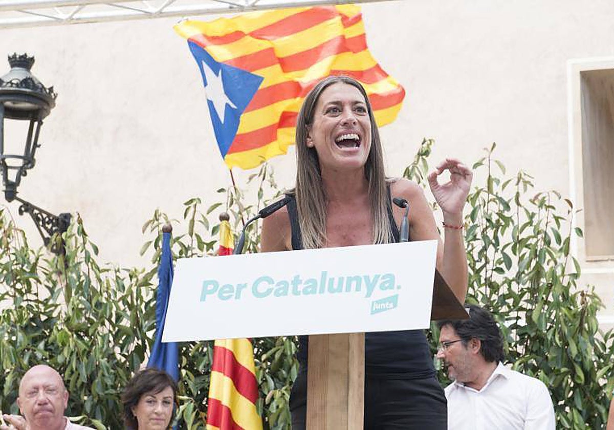 Nogueras, la líder de la lista de Junts, en un acto de campaña en Amer, la localidad de Puigdemont