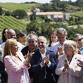 El PSOE gallego agita las fotos de Feijóo y Dorado desde el pazo Baión, icono de la lucha contra la droga