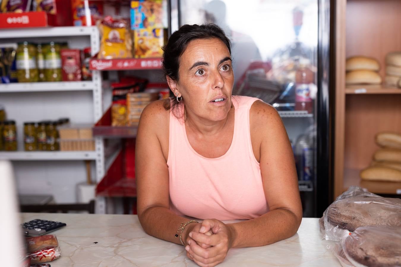 Diferentes vecinos de Casabermeja han contado a ABC cómo sobrellevan el disponer de agua corriente durante sólo seis horas diarias