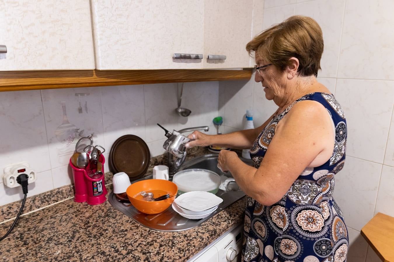 Diferentes vecinos de Casabermeja han contado a ABC cómo sobrellevan el disponer de agua corriente durante sólo seis horas diarias