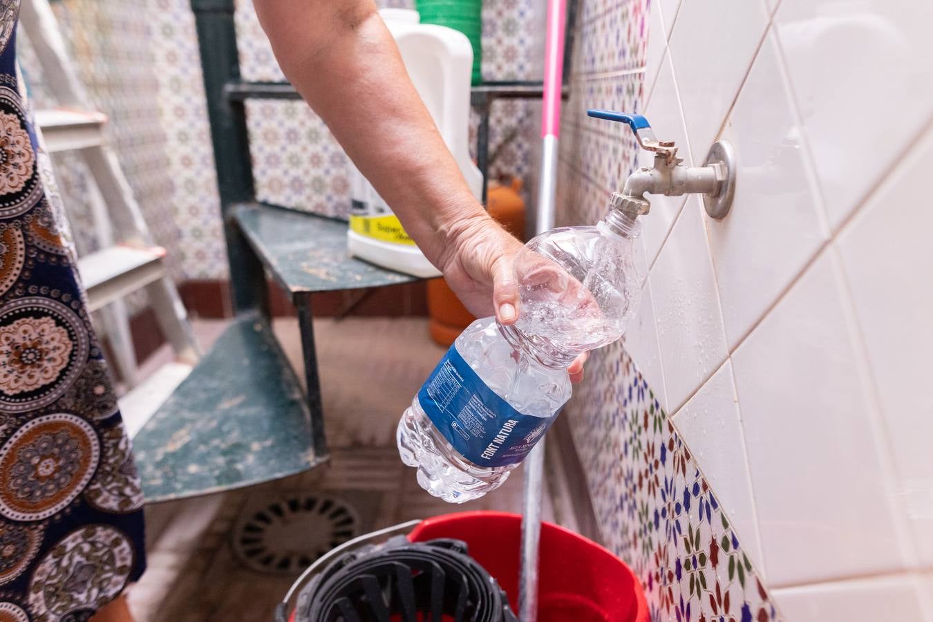 Diferentes vecinos de Casabermeja han contado a ABC cómo sobrellevan el disponer de agua corriente durante sólo seis horas diarias