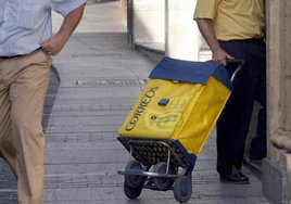 Agreden a un cartero mientras repartía propaganda electoral en Vélez-Málaga: «Aquí solo entra publicidad de Vox»