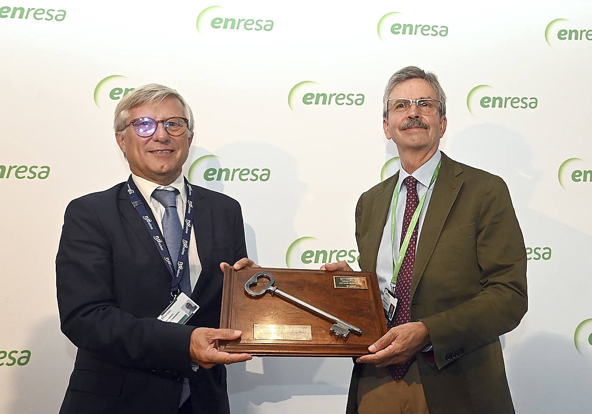 El presidente de Enresa, José Luis Navarro (D), y el director de la central nuclear de Santa María de Garoña, Miguel Ángel Cortés (I), escenifican la transferencia de titularidad de Garoña de Nuclenor a Enresa