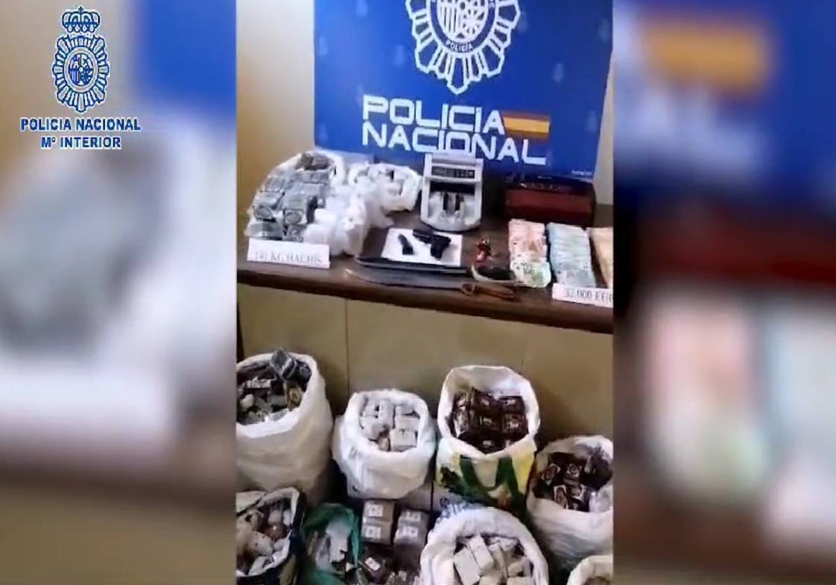 Droga, dinero en efectivo y un arma de fuego simulada incautada por la Policía