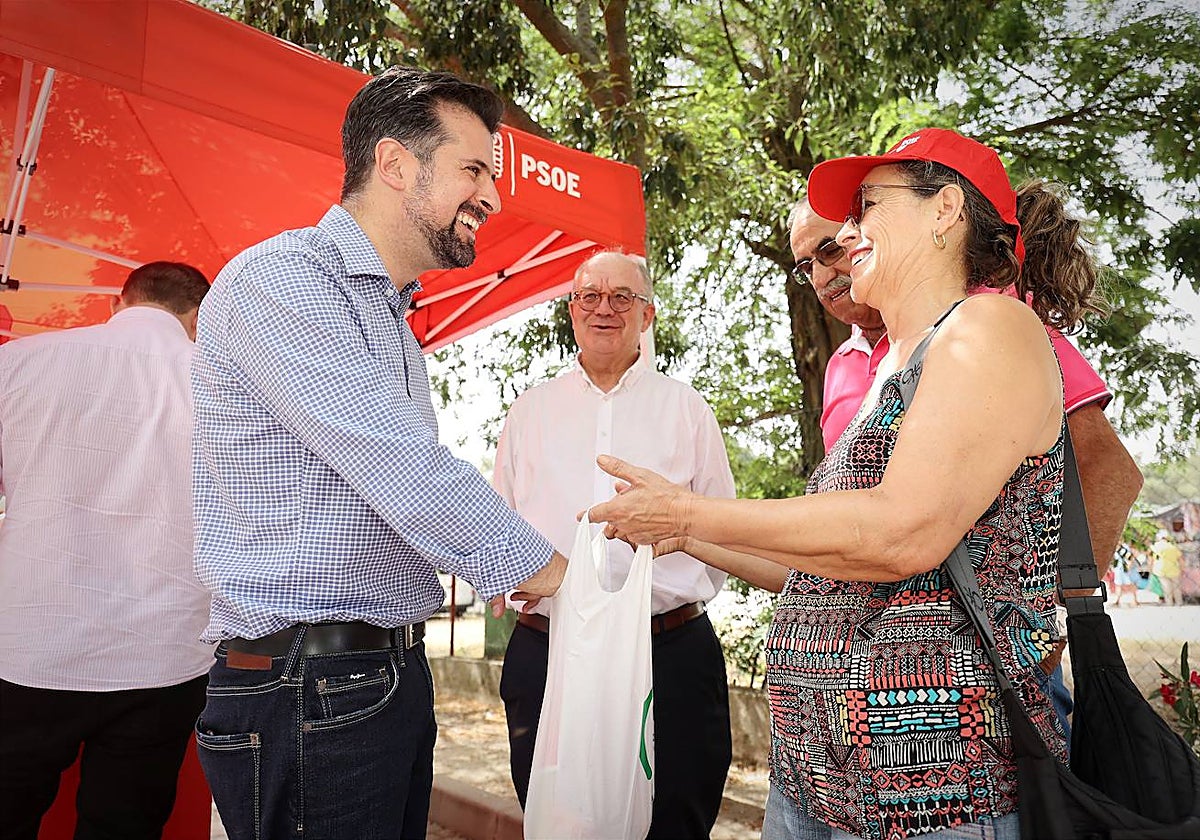 El secretario general del PSOECyL, Luis Tudanca, y el secretario general del PSOE de Ávila y candidato al Senado, Jesús Caro, realizan declaraciones a los medios en su visita a Arévalo (Ávila)