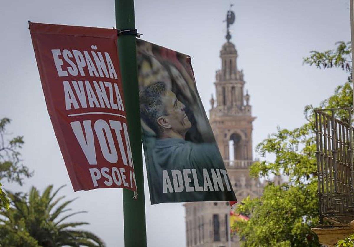 Carteles electorales del PSOE ayer en Sevilla, por donde no ha pasado Sánchez en campaña