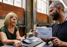 Correos recula a última hora para ampliar el plazo del voto postal
