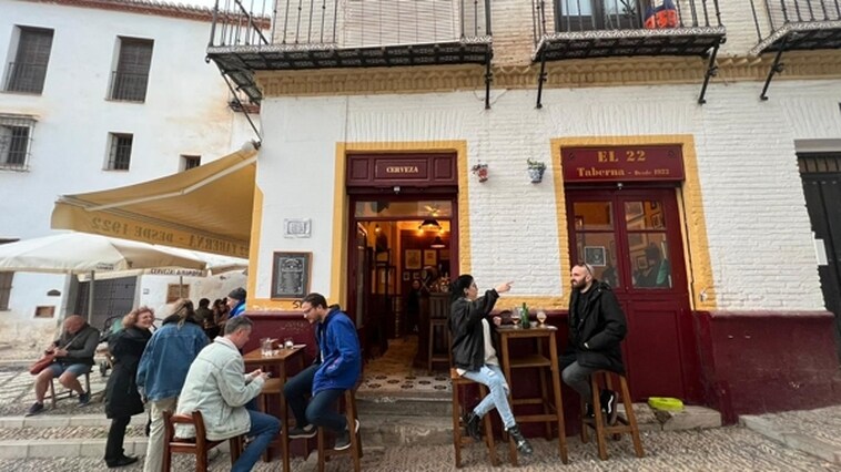 Cinco tabernas que llevan un siglo dando la tapa en Granada
