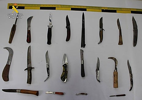 Imagen secundaria 1 - Imágenes del arsenal de armas sustraído al presunto atracador