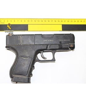 Imagen secundaria 2 - Imágenes del arsenal de armas sustraído al presunto atracador