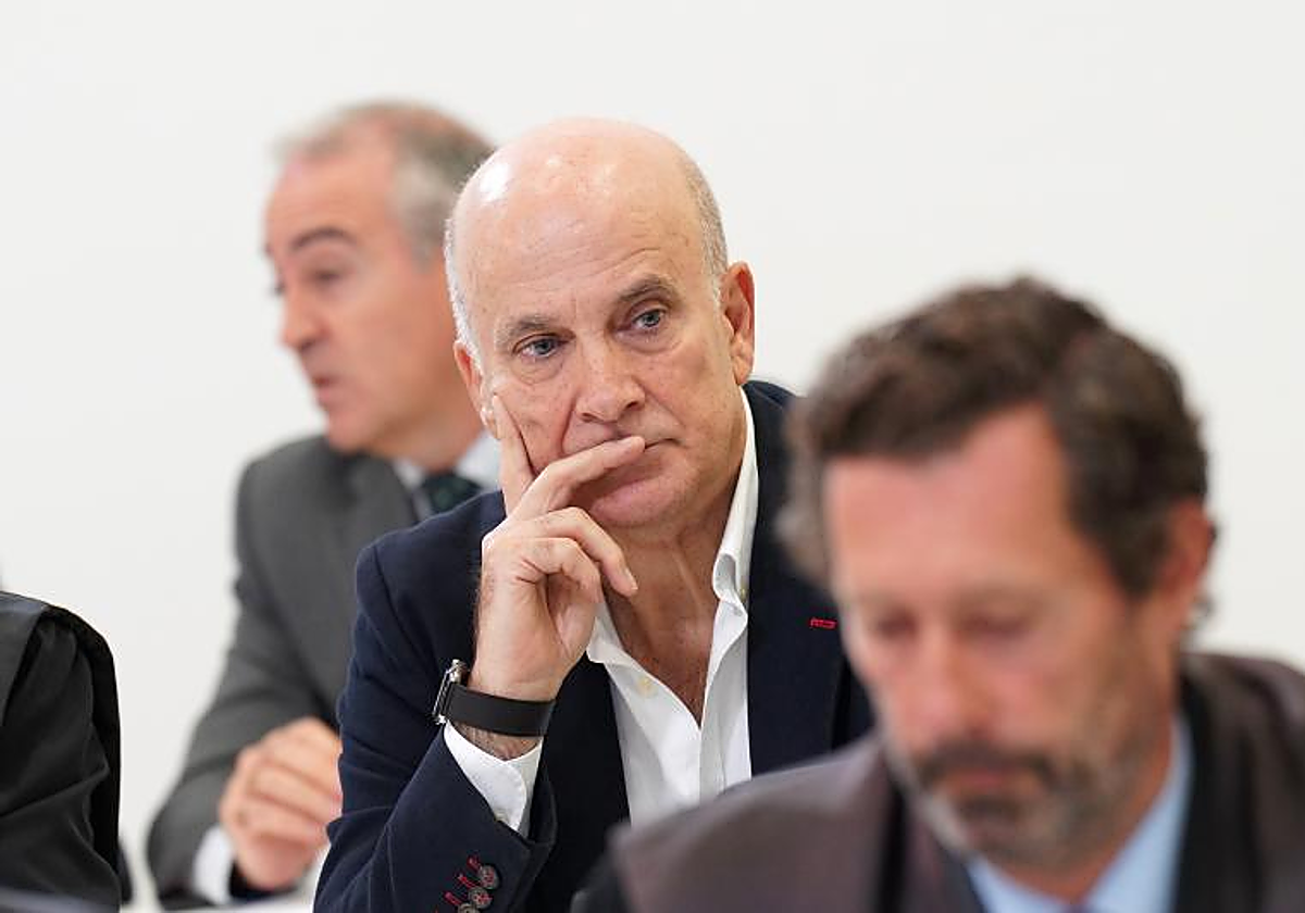 Andrés Cortabitarte y, delante el abogado del Estado, Javier Suárez