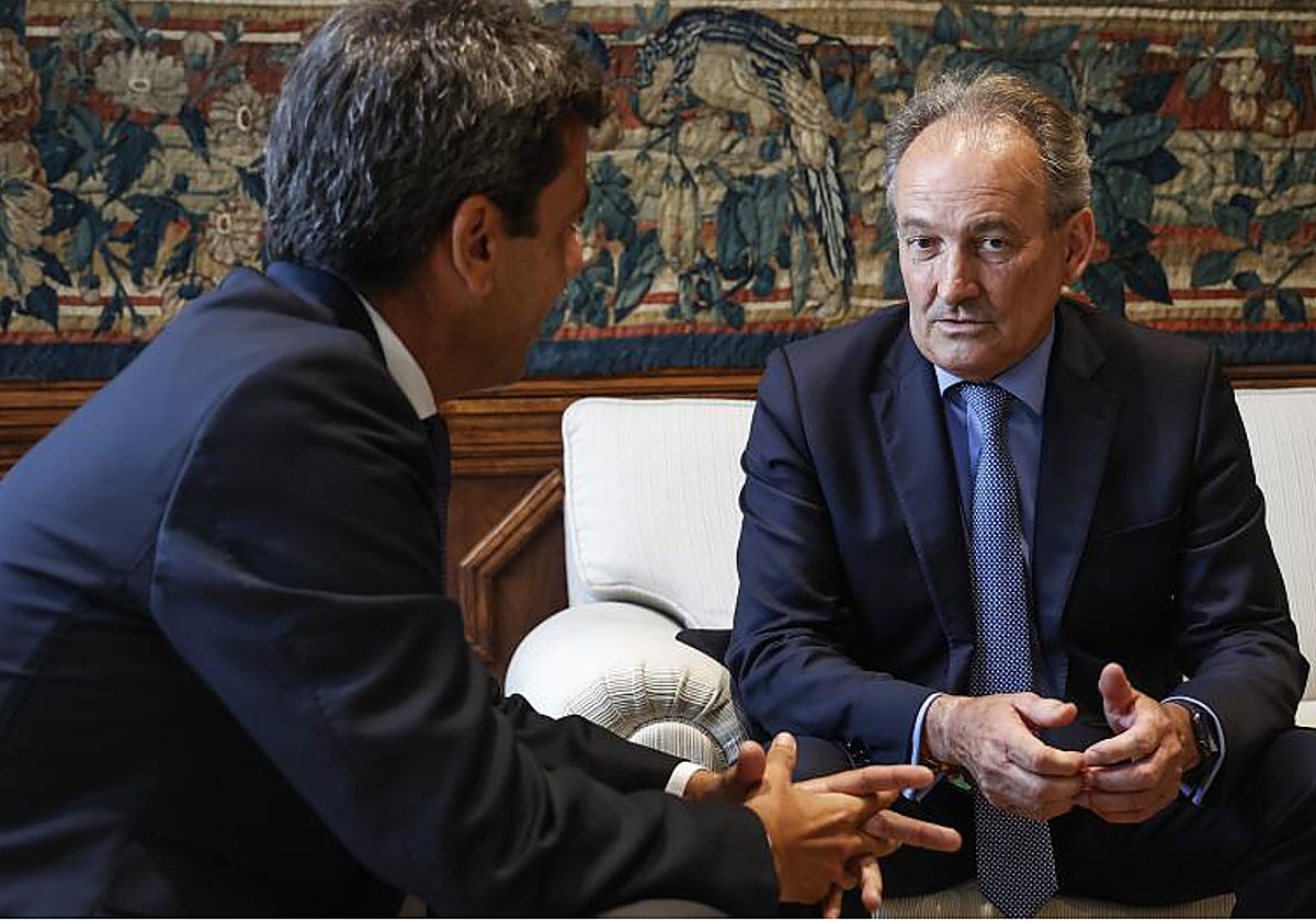 El nuevo conseller de Agricultura, José Luis Aguirre, con el presidente de la Generalitat Valenciana, Carlos Mazón