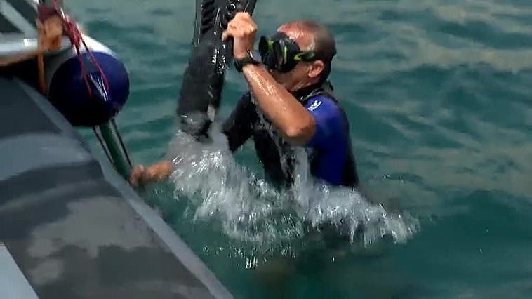 La playa de A Lanzada amanece cubierta de navajas muertas