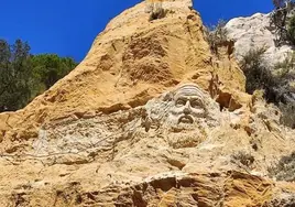El rostro tallado en un acantilado de la playa del Arenosillo en Doñana es una «infracción grave»