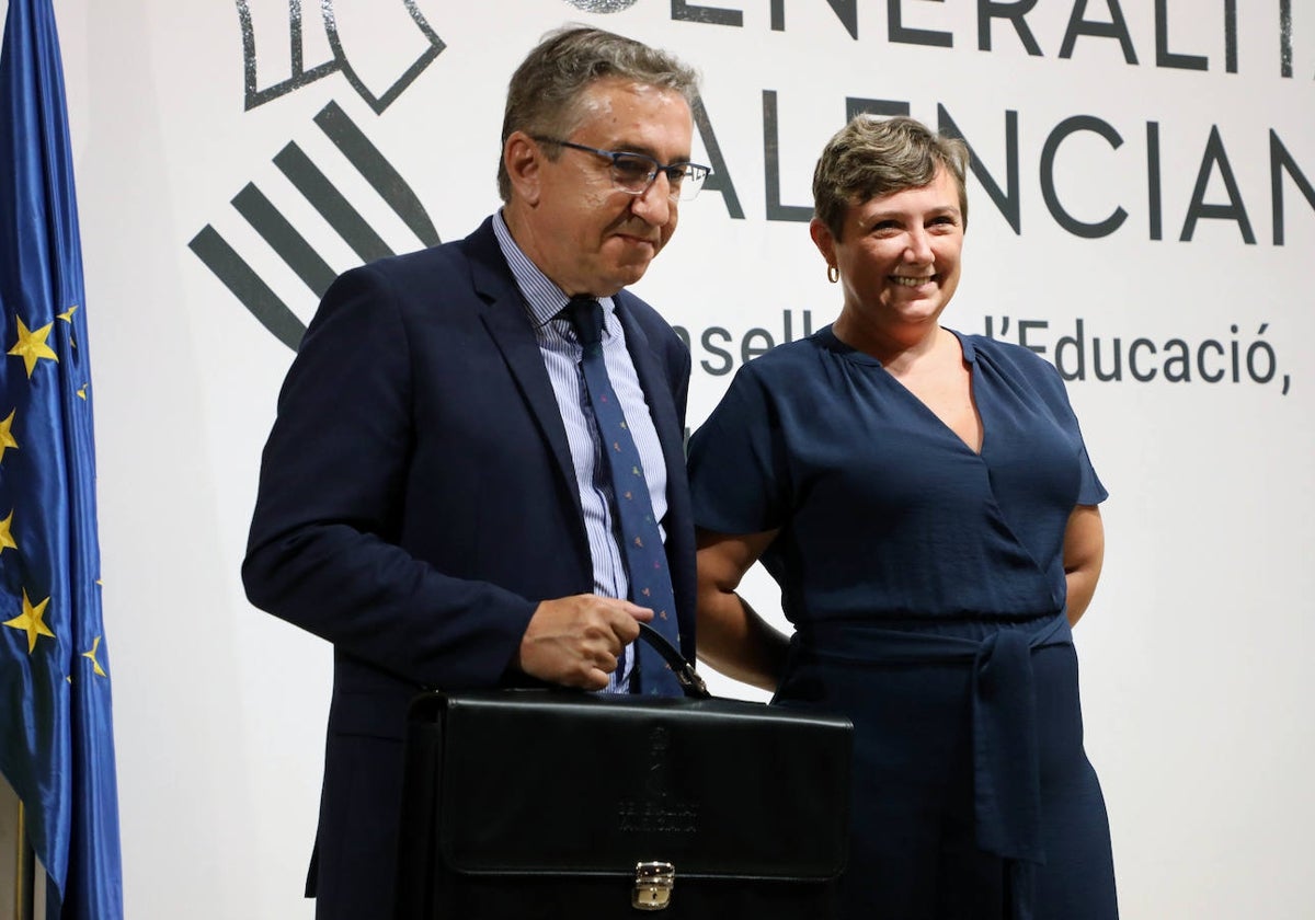 Imagen del nuevo conseller de Educación, Universidades y Empleo, José Antonio Rovira, este jueves junto a su antecesora en el cargo, Raquel Tamarit