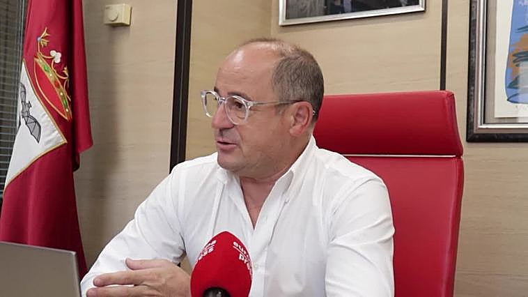 Sáez (PSOE) pide el voto para defender la A-32, el tercer carril Albacete-La Roda o la igualdad