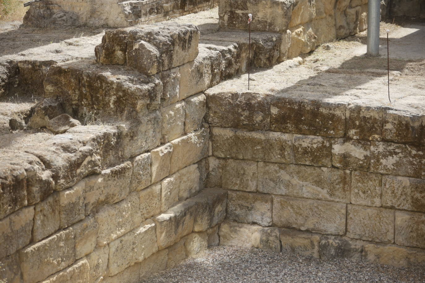 El imágenes, el Templo Romano de Córdoba reluce tras su limpieza