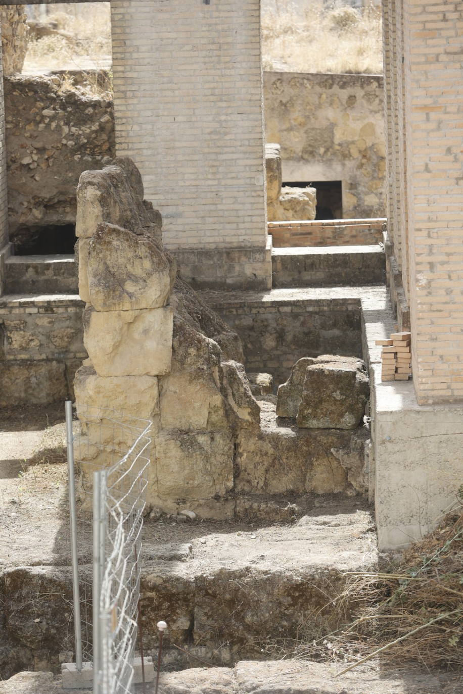 El imágenes, el Templo Romano de Córdoba reluce tras su limpieza