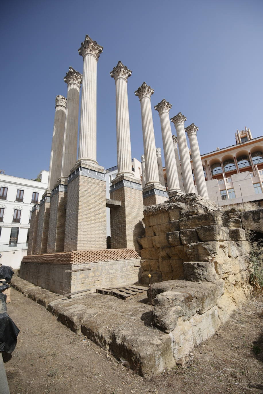 El imágenes, el Templo Romano de Córdoba reluce tras su limpieza