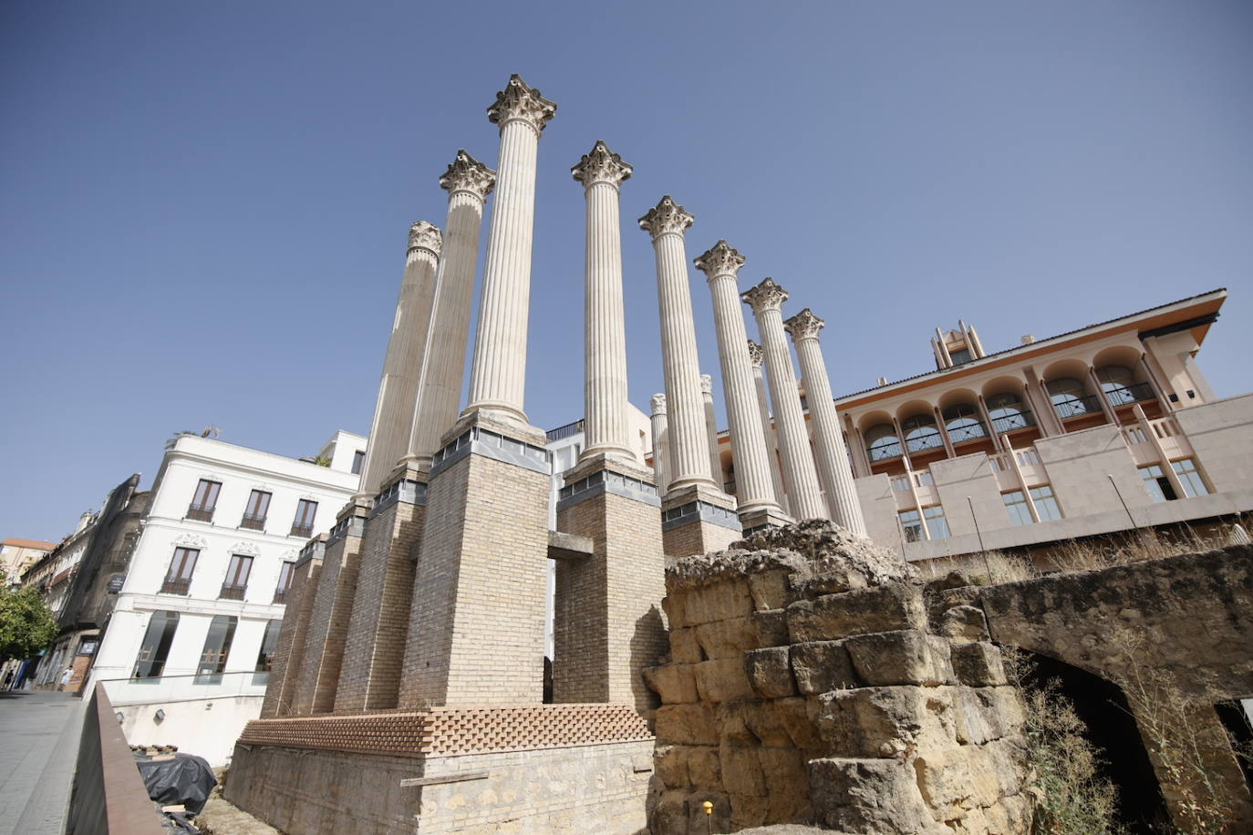 El imágenes, el Templo Romano de Córdoba reluce tras su limpieza