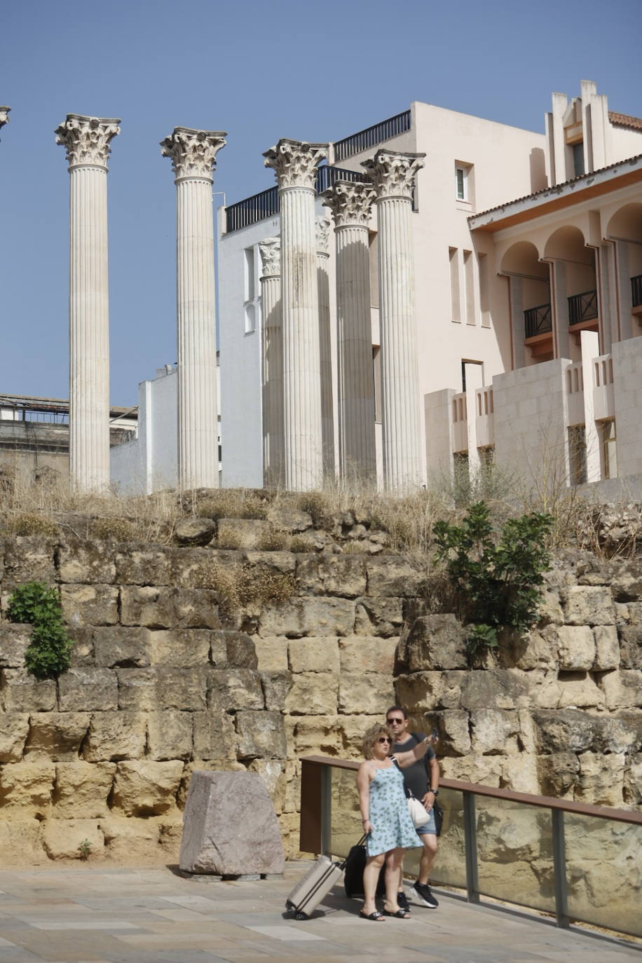 El imágenes, el Templo Romano de Córdoba reluce tras su limpieza