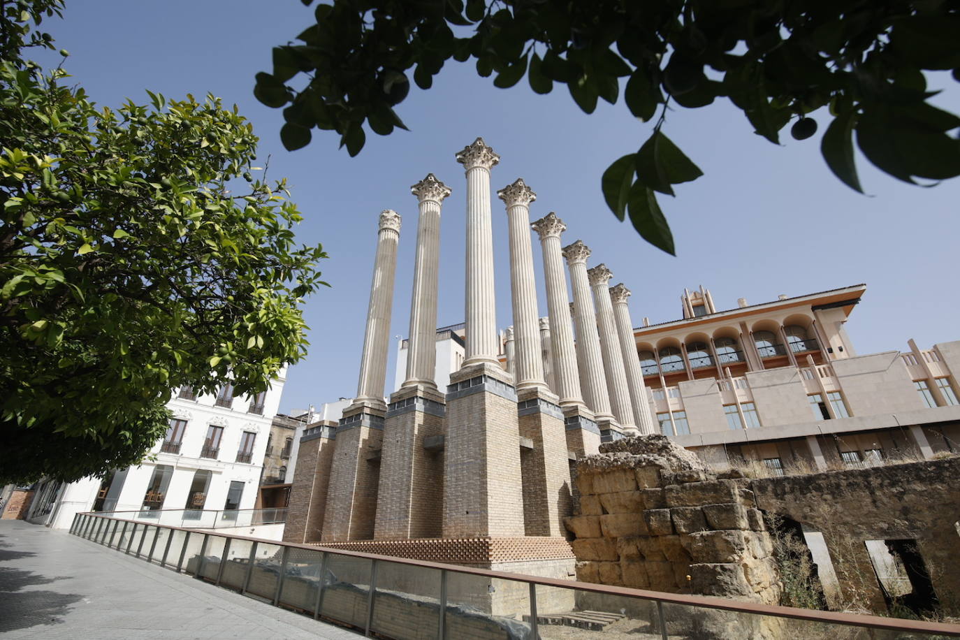 El imágenes, el Templo Romano de Córdoba reluce tras su limpieza