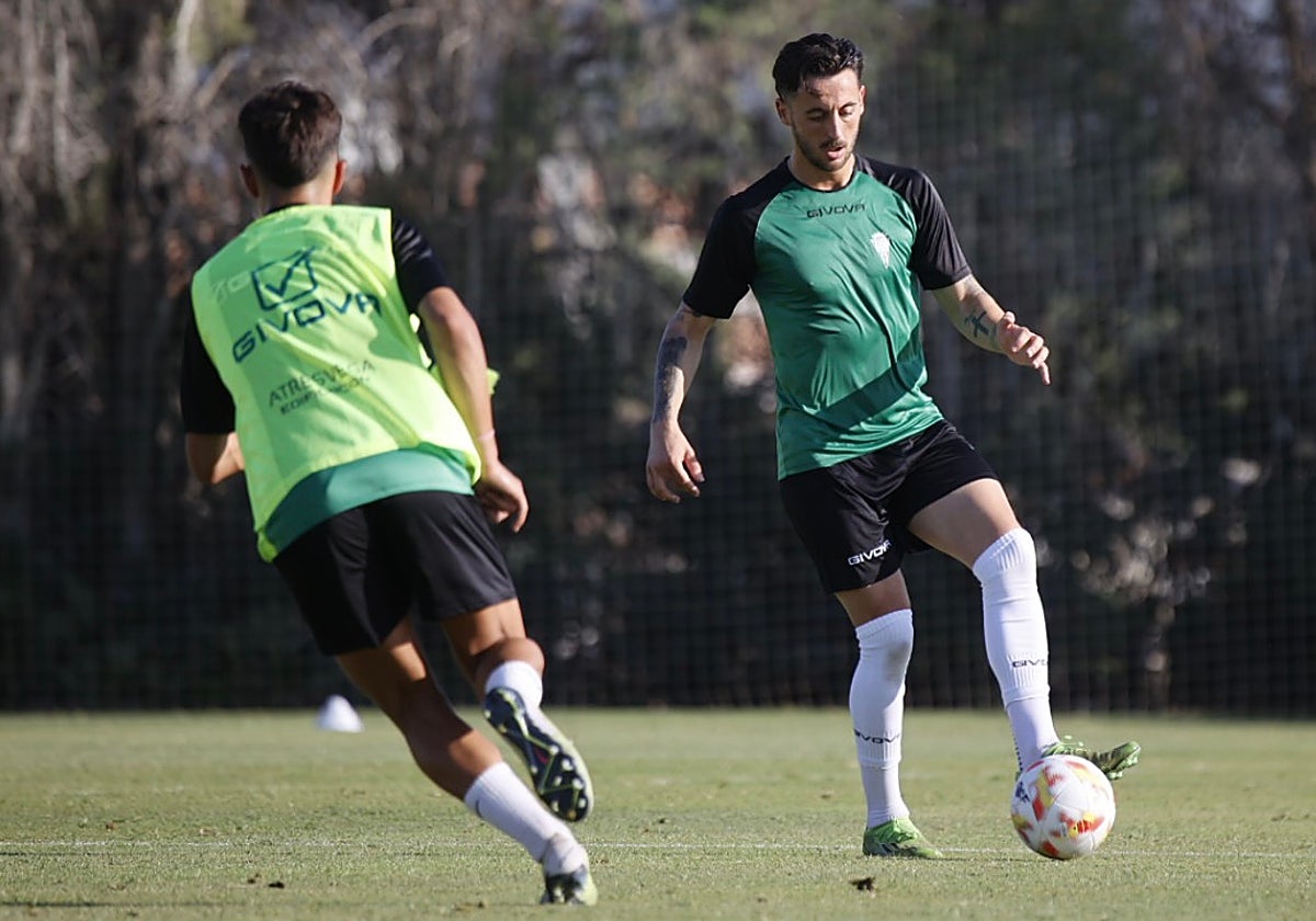 Adri Castellano conduce el balón durante el partido en la Ciudad Deportiva