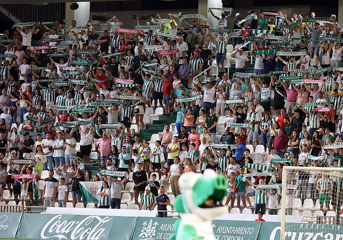 Los aficionados del Córdoba durante un partido de la temporada en El Arcángel