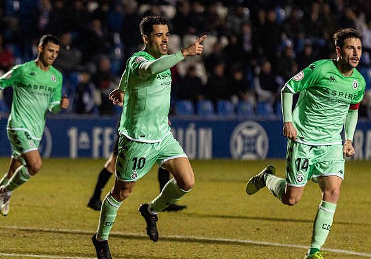 Alberto Solís celebra un gol con sus compañeros de la Cultural Leonesa