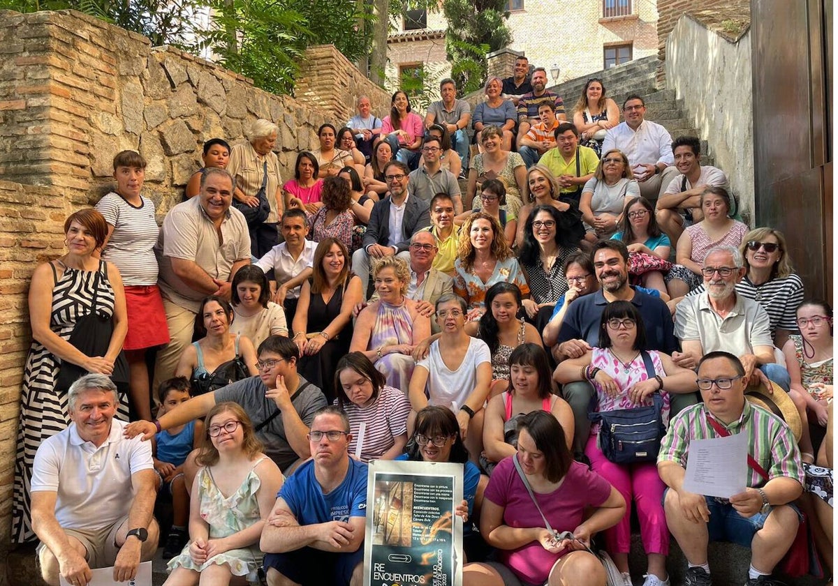 Artistas de Down Toledo con miembros de las administraciones posan a las puertas de la Cámara Bufa, lugar de la exposición